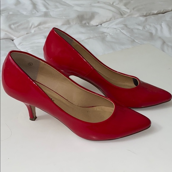 Red pointed heels - Picture 1 of 3